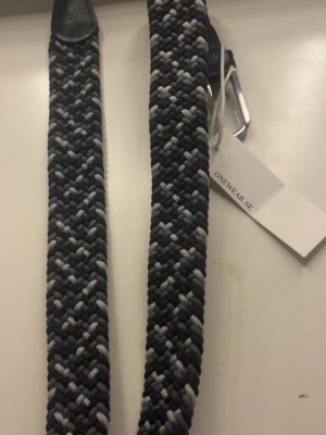 Mörkblå flätad väst från Onewear - Säljer en ny flätad bälte från Onewear aldrig andvänd. Vann i Bruce lee video