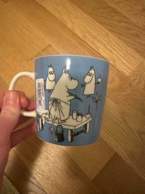 Muminmugg blå 0,4 L - Muminmugg  från Arabia. Den nya upplagan:)