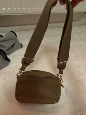 Brun väska  - Använd mycket men fortfarande fungerar lika bra som en ny väska. Söt och liten men med förvaring. Du som gillar små väskor men vill ha lite organisering passar denna perfekt! 