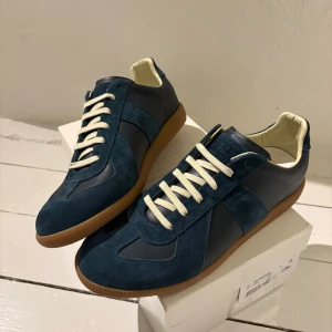 Maison Margiela GATs - As feta mörkblå GATs i super skick! Allt og ingår och äkthetsbevis finns! Storlek 43, tts. Skicka meddelande om ni undrar nått eller vill ha mer bilder, svarar snabbt!🥂