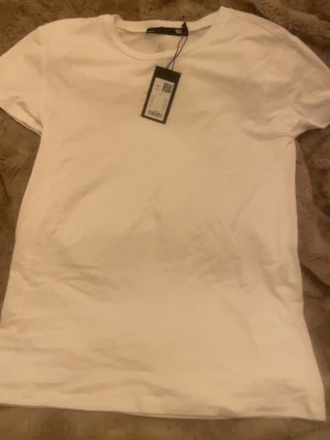 Vit basic t-shirt  - Soft feel t-shirt från Lager157, aldrig använd och prislappen sitter kvar. Lite genomskinlig 