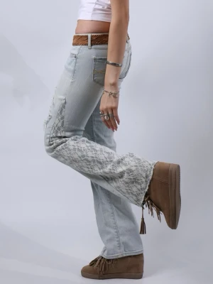 Unika lågmidjade bootcut jeans med spets  - Jättefina och unika lågmidjade jeans med slitningar. Jeansen är bootcut och har fina detaljer.   - Storlek: XS - Midjemått: 35 cm - Innerbenslängd: 79cm - Modellen är 175 cm lång för referens  Jeansen är i jättebra skick och har inga defekter (vad vi märkt)!!  Vid frågor eller funderingar - tveka inte att höra av dig🪽