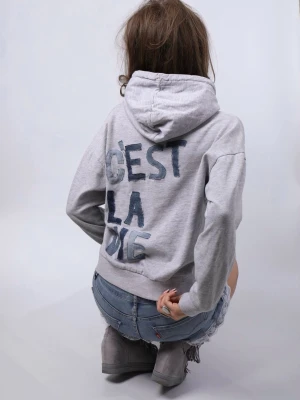 Unik grå hoodie med jeans text - Otroligt fin och unik hoodie med jeans detaljer på ryggen. Texten som står på ryggen är ”C’EST LA VIE”!!  - Storlek: S - Modellen är 175 cm för referens och bär vanligtvis XS-S!!  Hoodien är i jättebra skick och har inga defekter (vad vi märkt)!!  Vid frågor eller funderingar - tveka inte att höra av dig🪽