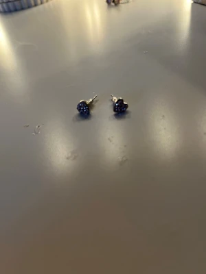 Hjärt formade örhängen  - Bilderna visar ett par örhängen silver och glittriga samt hjärtformade