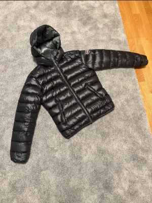 Svart Colmar jacka  - Säljer en svart dunjacka från Colmar för den ej kommer till användning. Köpt från Miinto.  Knappt använd och passar Storlek S. Som nyskick (inga skador).