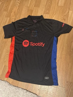 Barcelona tröja oanvänd helt ny - Fotbolls tröja i storlek medium 