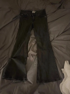 Svarta bootcut jeans  - Jätte snygg bootcut jeans bara använt då gånger 
