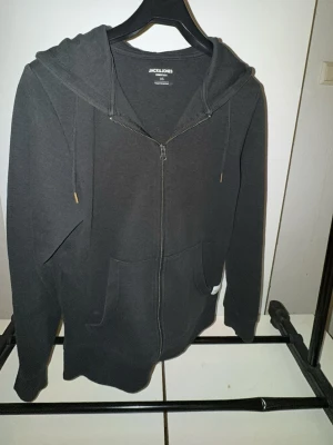 Jack&Jones Zip Hoodie - Snygg Jack&Jones Zip Hoodie i svart. Perfekt för vintern och kylan!