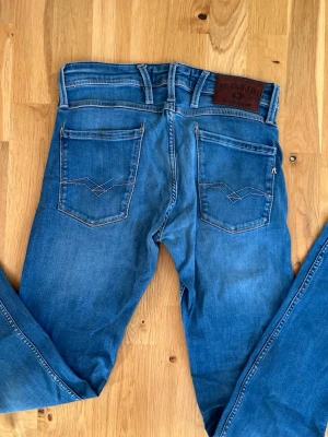 Replay Anbass jeans 🔥🔥👖 - Säljer ett par fetta Replay Anbass jeans. 🔥🔥.     Storlek W29 L32, model Anbass 👖👌.               Köpte jeansen för 1200 kr säljer för 550kr. 💸.           Tveka inte på att höra av dig vid funderingar 📲
