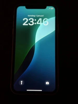 iPhone XR Vit (2018)  - Snygg vit iPhone XR med 80% batterikapacitet. Skärmen och baksidan ser ut att vara i gott skick. Perfekt för dig som vill ha en pålitlig och prisvärd iPhone med stor skärm och bra kamera. Finns en liten repa vid höger kant längst upp. Serienummer: F2LXNCG1KXKP