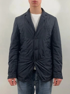 Aspesi Ugo Jacka Navy Blue S - Aspesi Ugo jacka med tunn vaddering i fin mörkblå färg. Ny utan tags. Nypris ca 4000 kr.  Modellen är 175 cm och väger 70 kg. Material: Padding i 60% ull, 40% polyester. Skal i 100% polyamid