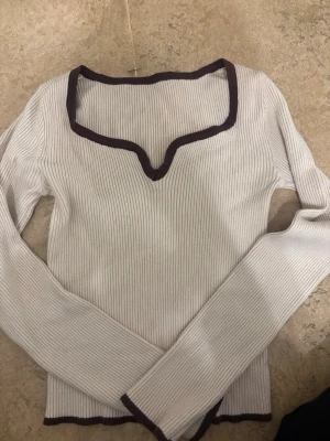 Vit ribbad långärmad topp - Jätte fint vet ej om det är storlek S Elr ex 