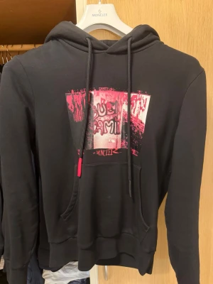 Moncler hoodie  - Moncler hoodie storlek S köptes för längsen ca 1 år sen  knappt den är i ny skickar kan även skicka qr koden och man kan lägga in de i moncler hemsidan, hoodien är Äkta! Den som kan om moncler vet att den är äkta, om de behövs mer bilder skriv, 