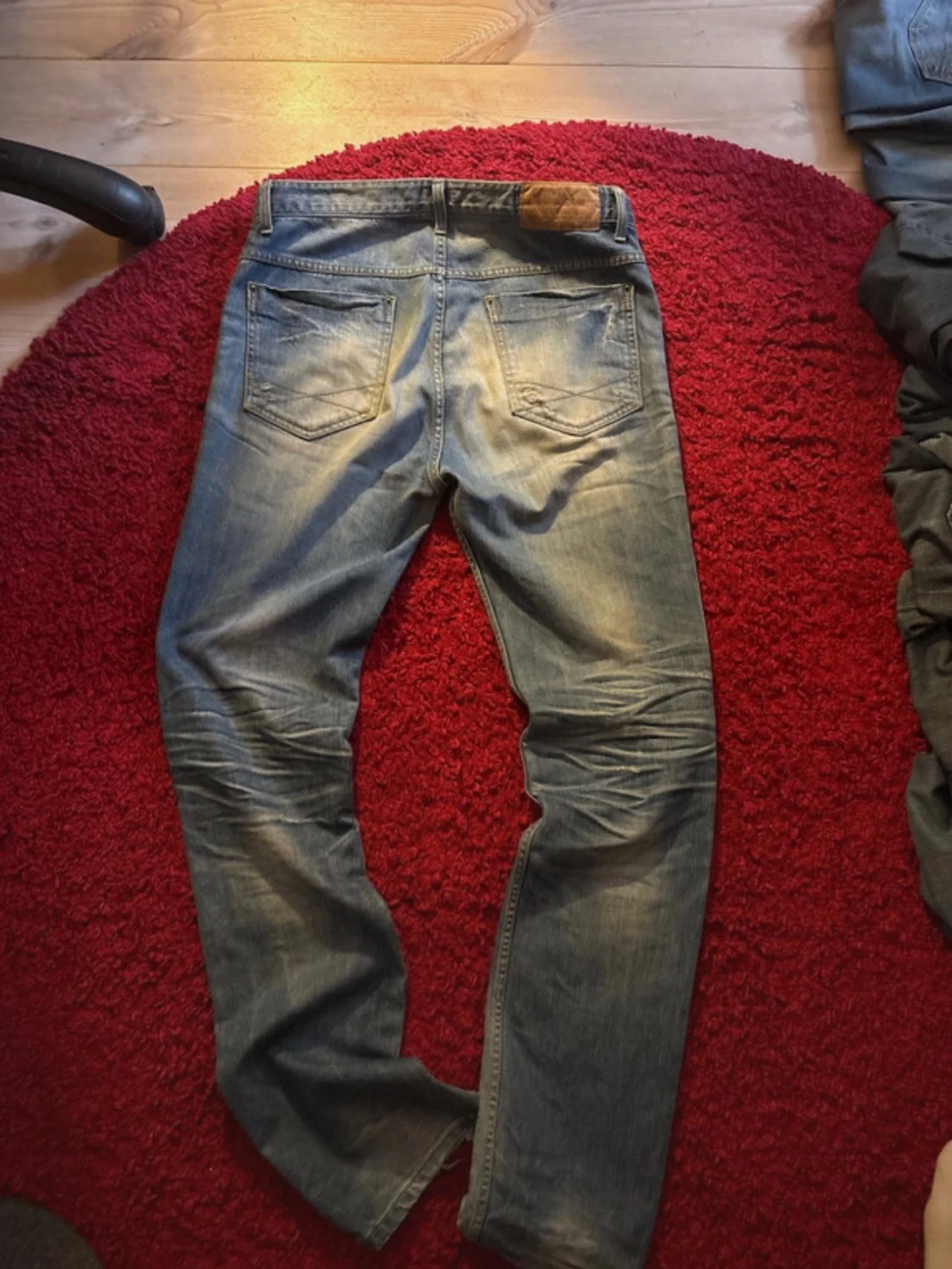 Blå jeans med slitningar  - 1
