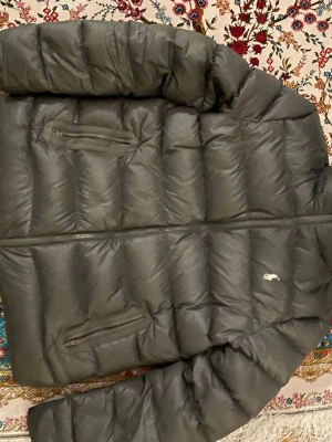 Ralph lauren jacka  - Säljer denna feta Ralph lauren jackan då jag har tröttnat på den. Jackan är i perfekt skick förutom att höger jackfickan går inte att stänga annars är den bra jag skulle säga att är du runt 167 och neråt passar den fint och bra. Jackan är otroligt skön och hjälper mot kyla skriv om det är några frågor (förlåt för dålig bild)