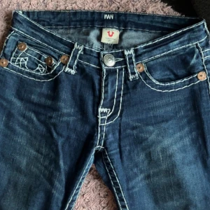 True Religion Jeans  - Säljer mina true religon jeans, eftersom att dom inte kommer till användning längre! Passar perfekt i längden (är 150cm) men skulle passa för någon som är 160cm också, och sitter perfekt vid midjan om du föredrar det lite luftigt vid midjan 🎀💗