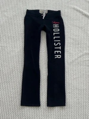 Hollister lågmidjade byxor  - Ett par lågmidjade byxor från Hollister i storlek S. Rakt över midjemått: ca 35cm. Innebenslängd: ca 73cm. Jag fraktar inom 24h. Se liknande plagg i min profil!