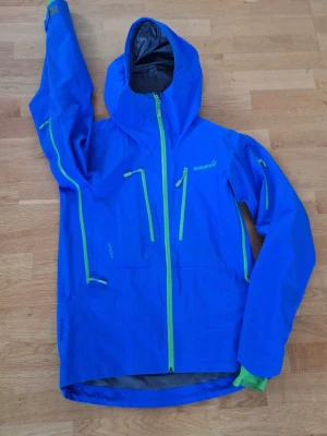 Skidjacka från Norrøna - En mycket fin skid jacka från Norrøna i storlek S. Den är i mycket fint skick. Säljer byxorna till jackan också om intresserad.