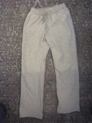 Grå mjukisbyxor från gina tricot - Snygga och sköna ljusgrå mjukisbyxor från gina tricot💗