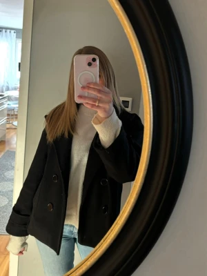 Design by si kappa - Säljer svart design by si kappa i storlek XS/S. Använd men har inga defekter💕skriv om ni har frågor eller vill ha fler bilder 