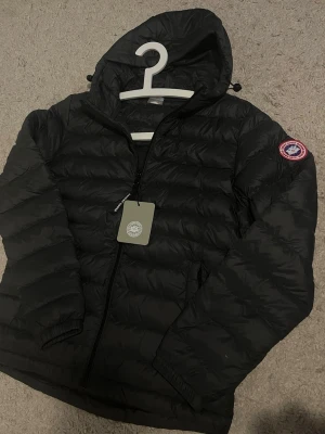 Canda Gosse dunjacka  - Säljer en light grey dunjacka från Canada Goose då den inte passar mig. Storlek S helt ny aldrig använd box prislapp med mera ingår. Hör av er vid frågor och funderingar. 