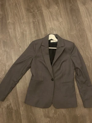 Grå kavaj - En grå kavaj i nyskick från mango