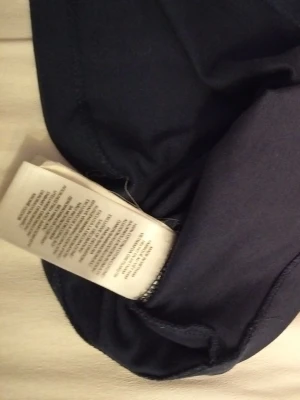 De är en poli T-shirt och den är fin  - Den är bra och den är ny men den va stor på mig och jag köpte den för 500 kr typ