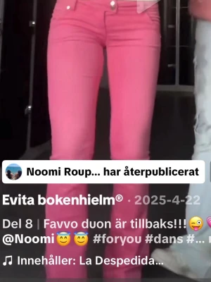 ultra low waist rosa jeans - Skitsnygga ultra Lågmidjade rosa jeans fårn met ! Snygga detaljer som verkligen lyfter plagget 😽 jag skulle säga att jeansen är i sorlrke 34 xs men skulle kunna passa S och xxs 💞✌🏽 för mått skriv privat 😽 små ” längd slitningar” på kanten av de och två små fläckar som inte syns på baksidan av ena benet (se bilder)❣️🫶🏾 Dock syns inget av detta när man har på sig de 