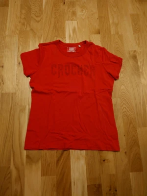 Röd crocker T-shirt  - Röd t-shirt från Crocker. Fint skick men kan behöva strykas. 
