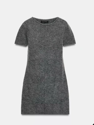 Grå stickad kortklänning Zara - Säljer en enkel och stilren grå stickad klänning från Zara. Aldrig använt, lappen kvar :)