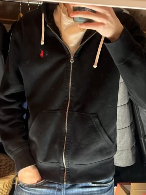 Ralph Lauren Zip Hoodie - Säljer denna riktigt schyssta Ralph Lauren hoodien i storlek M. Hoodien är i bra skick utan defekter. Bara att skriva över frågor och funderingar.
