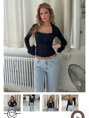 Mörkblå långärmad topp med spets - Snygg mörkblå långärmad topp från Venderbys! Ej använd 💞