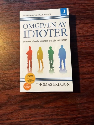 Omgiven av idioter - Vill du förstå varför vissa personer är så svåra att kommunicera med? Den här boken ger dig insikter om olika personlighetstyper på ett lättsamt och underhållande sätt. Perfekt för dig som vill bli bättre på att hantera människor i vardagen!