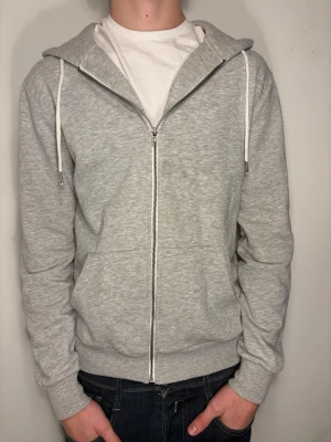 Zip från 157 - Snygg grå hoodie från lager 157