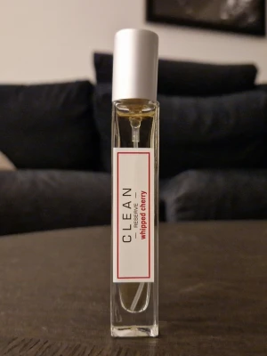 Clean Whipped Cherry EdP 10ml - Söt fruktig doft. Har tyvärr inte kvar kartongen. Toppnoter: Cherry, Pineapple, Coconut Water Hjärtnoter: Almond Blossom, Cherry Blossom, Mimosa Basnoter: Whipped Cream, Cherry, Vanilla, Praline, Cedar  Försöker alltid skicka 1-2 dagar efter betalning. Packar alltid väl.
