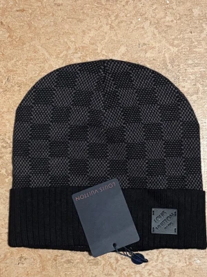 Svart mössa - Säljer en svart Iv mössa. Mycket bra sckick