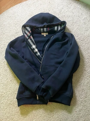 Burrbery zip hoodie  - Säljer nu denna sällsynta navy blue burrbery hoodie som är i top skick! 