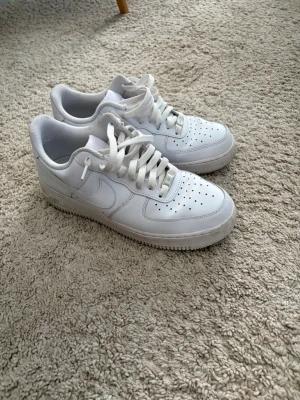 Nike Air force 1 Sneakers - Nike Air force one Sneakers i storlek 43, vita. Sparsamt använda, ser fräscha ut. I hälen syns en mini slitning.   Hojta till eller hör av dig om du har frågor eller vill ha fler bilder:)