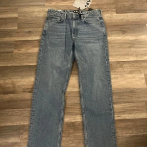 straight jeans från Karve  - W30 skulle säga att de passar M för kvinnor, osäker för män! Kan skicka mått om det önskas. Nypris 799, har prislapp kvar! Aldrig använda.