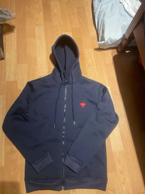 Blå Comme des Garçonsu hoodie( ge prisförslag) - Bra skick skickar snabbt pris kan diskuteras 