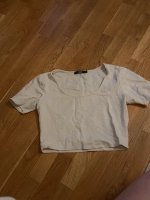 Vit croppad topp  - En enkel och basic vit croppad topp från Bik Bok. Liten i storleken så den är L men sitter som S/M. Lite tjockare bomulls material.