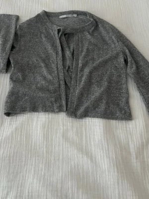 Grå kofta från lager 157 - En grå kofta från lager 157 i storlek S. Denna är perfekt för alla årstider. Både till kalla sommarkvällar och kalla vinterdagar.