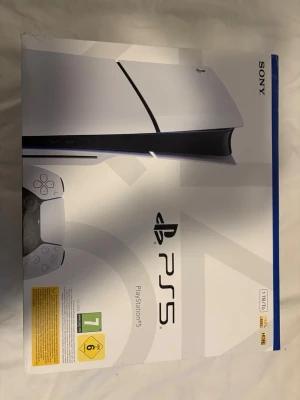 PlayStation 5 - En oanvänd PS5, jag säljer pga att jag inte har en användning alls utav den. Kan eventuellt diskutera pris. Kvitto och alla certifikater medföljs.