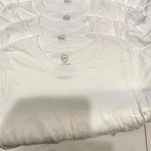 6st Vita barn  t-shirt från Wonder Nation - Helt nya oanvända. 6st  Klassisk vit barn t-shirt från Wonder Nation i mjuk bomull. T-shirten har rund halsringning och korta ärmar, perfekt för en clean och enkel stil. Passar till allt och är superbekväm att bära hela dagen.