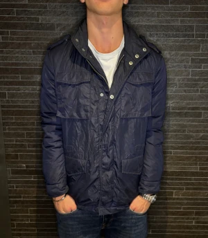 Vinterjacka - Sjukt snygg jacka ifrån finmärket GANT | Strl - M | Skick - 10/10 | Nypris - ca 3500kr | Vid minsta lilla fundering är det bara att skriva!