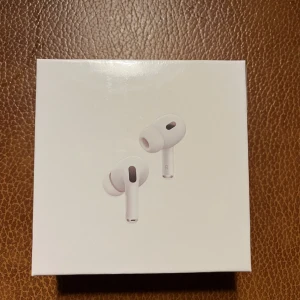 AirPods Pro (2nd generation) - Hej, säljer nu ett par AirPods Pro som jag vann i en tävling. Har redan ett par sedan innan, behöver inte dessa.  Obruten förpackning. Helt nya. BVSA Tack