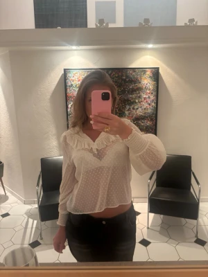 Genomskinlig blus - Söt topp med prickar och volang över bröstet 💕säljer då den inte kommer till användning 