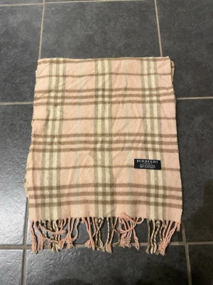 Burberry halsduk  - Burberry halsduk | skick 8,5/10 | nypris ca 4000 | färg: rosa | skriv vid frågor | MD closet