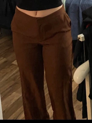 Bruna lågmidjade kostymbyxor från NA-KD, strl 34 - Bruna kostymbyxor från NA-KD med raka ben och låg midja. Storlek 34, som nya. Bra längd för mig som är 169 cm