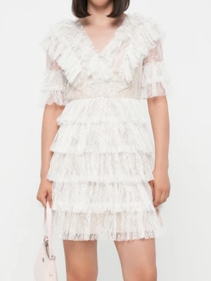 Studentklänning  - Säljer min studentklänning ifrån Malina, köpt ifrån Boozt. Uppsydd 5cm, och år 160cm lång. Det sitter perfekt på mig som är 160cm men lång överkropp. Använd under min student. 